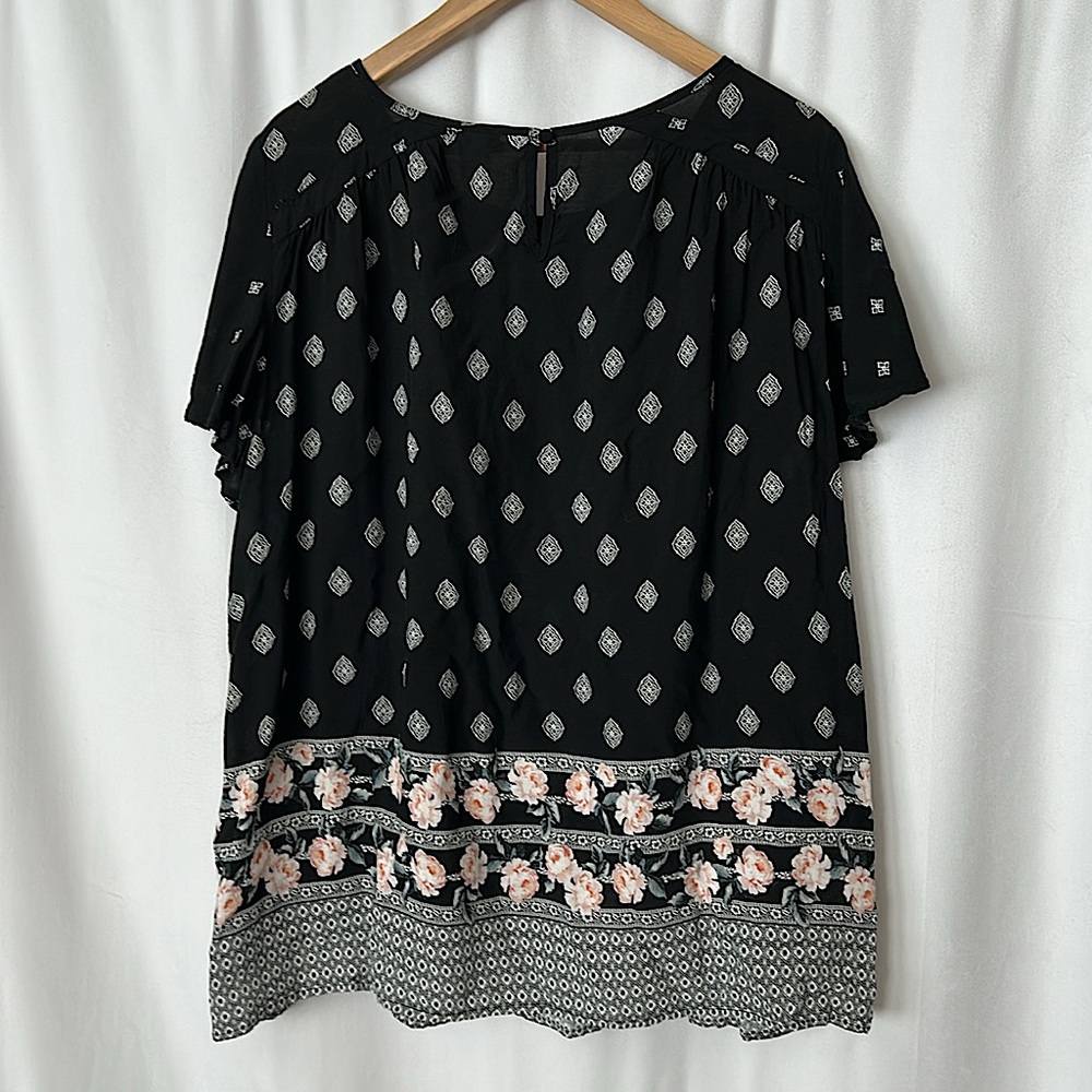 Torrid Cute Black Floral Short Sleeve Shirt Top **Size 1** 🌸🌸 - Picture 2 of 4